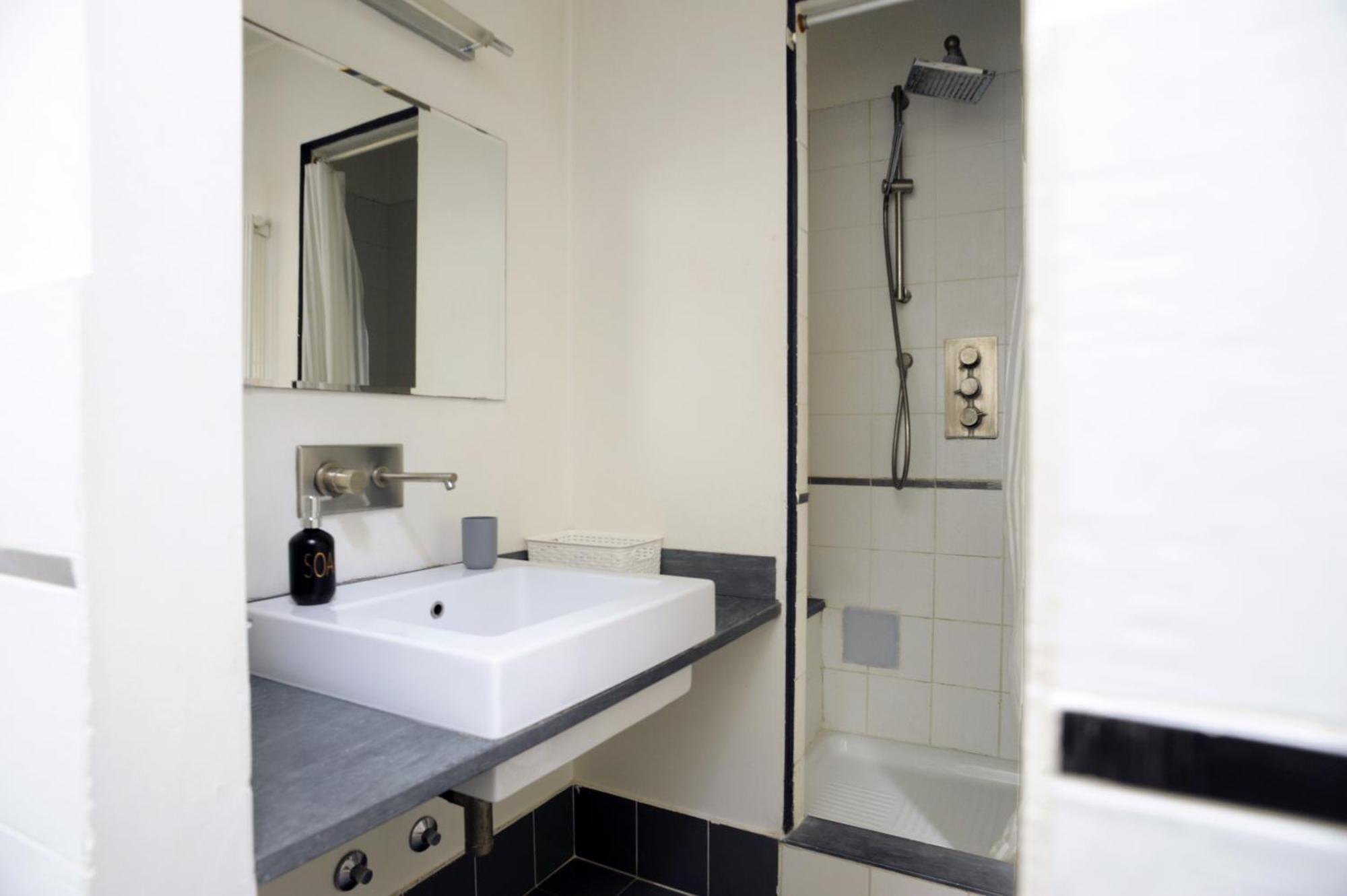 Sant Ambrogio Courtyard Room In Shared Flat Milano Esterno foto